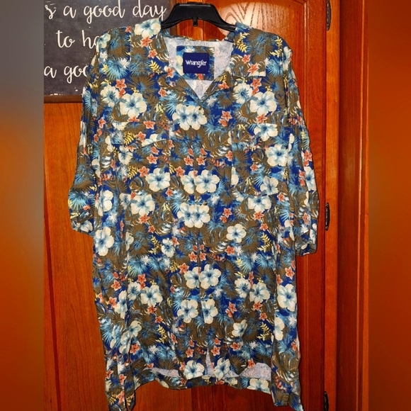 A Wrangler Hawaiian short sleeve button-down shirt in a men's large. NWT - Picture 1 of 10